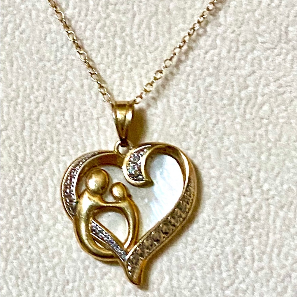 💛 10Ct & Mother of Pearl pendant.